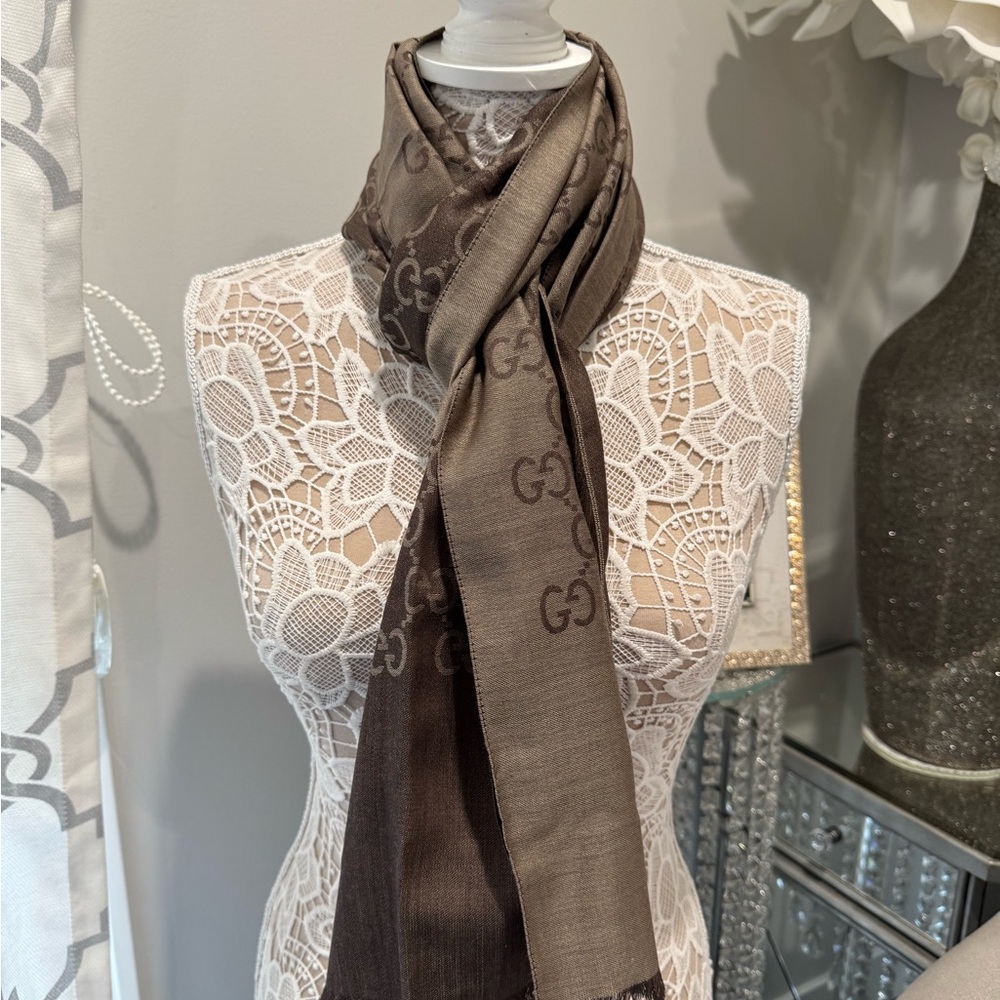 Gucci Elegant Brown GG Scarf 🤎